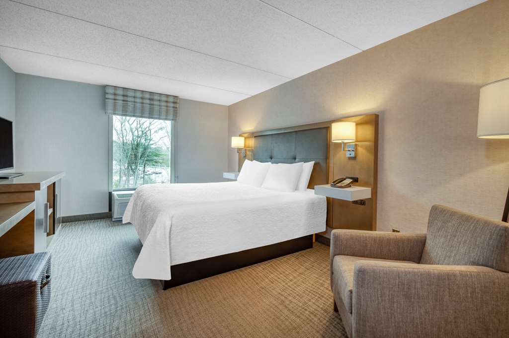 Фото Hampton Inn Raynham Taunton