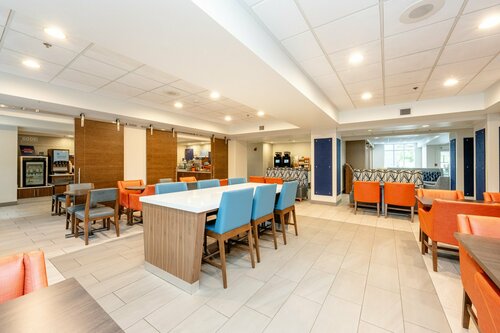 Гостиница Holiday Inn Express & Suites Charleston-Ashley Phosphate, an Ihg Hotel в Норт-Чарлстоне