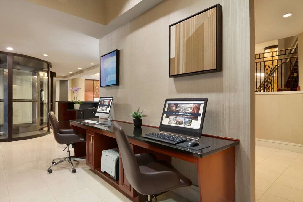 Фото Hilton Arlington
