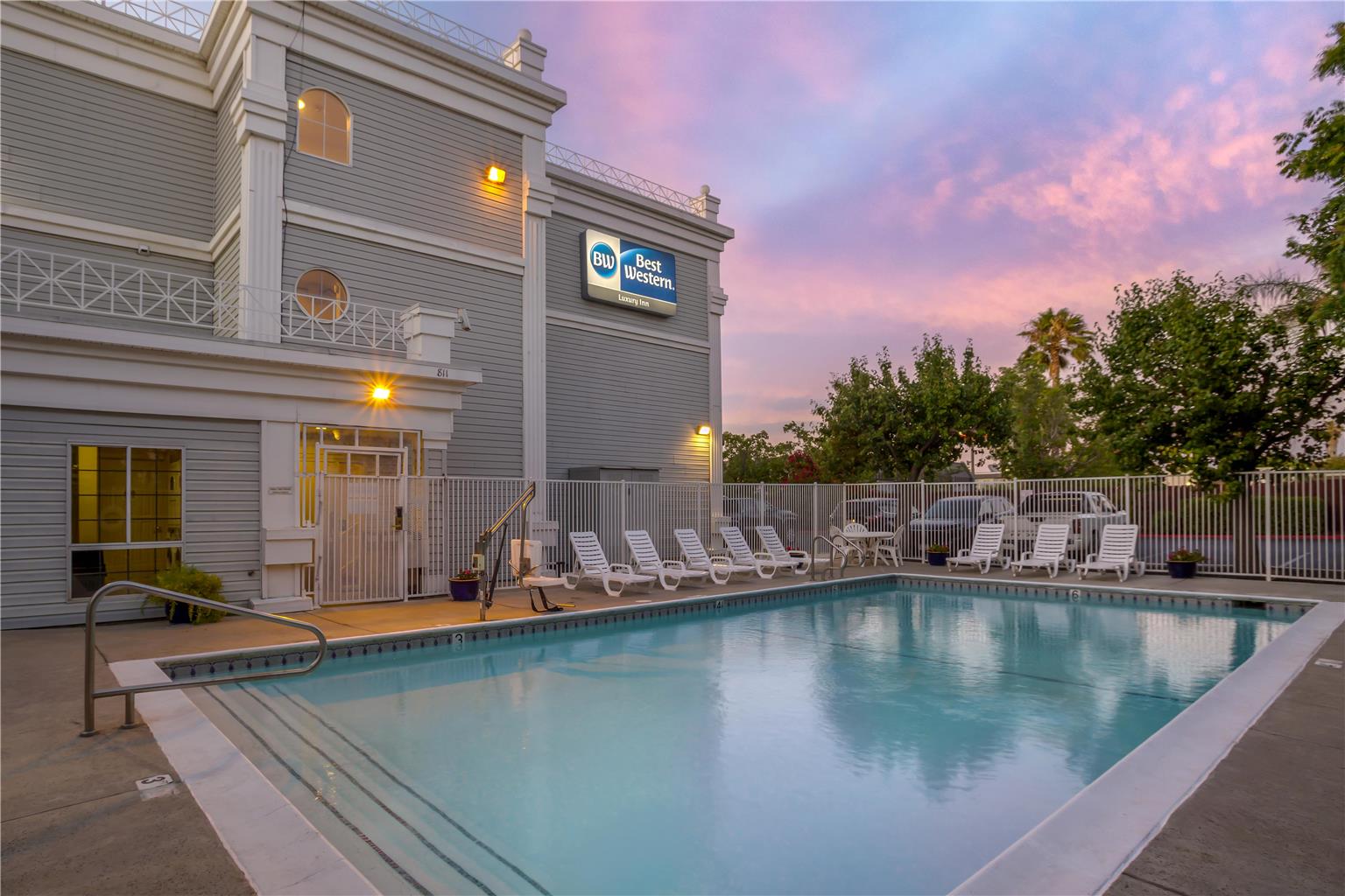 Фото Best Western Luxury Inn