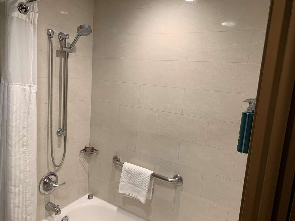 Фото Doubletree by Hilton Whittier Los Angeles