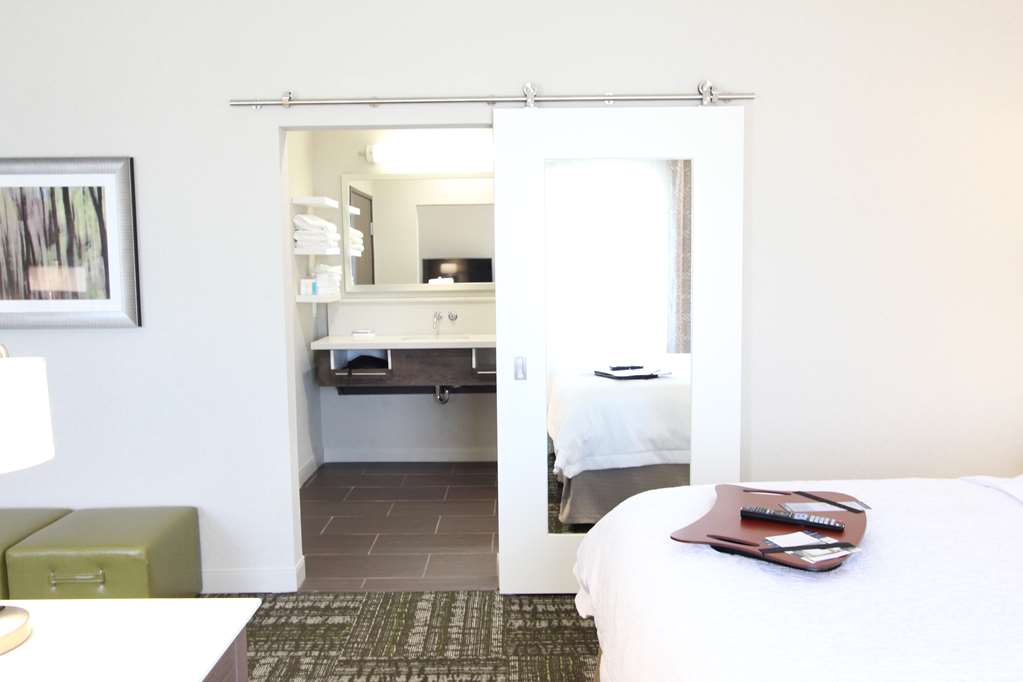 Фото Hampton Inn & Suites Dallas Market Center