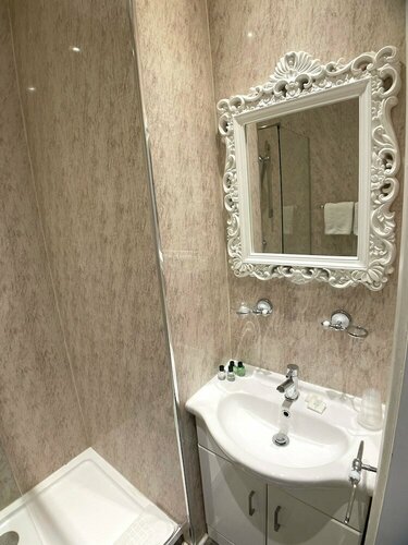 Гостиница The Lawns Hotel в Дерби