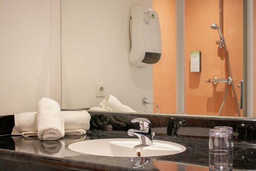 Гостиница Brit Hotel Confort Bressuire в Брессюире