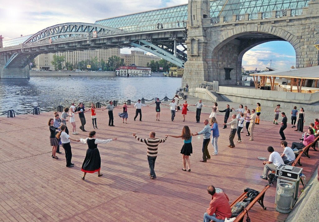 Raqs maydonchasi Исторические танцы на Набережной, Moskva, foto