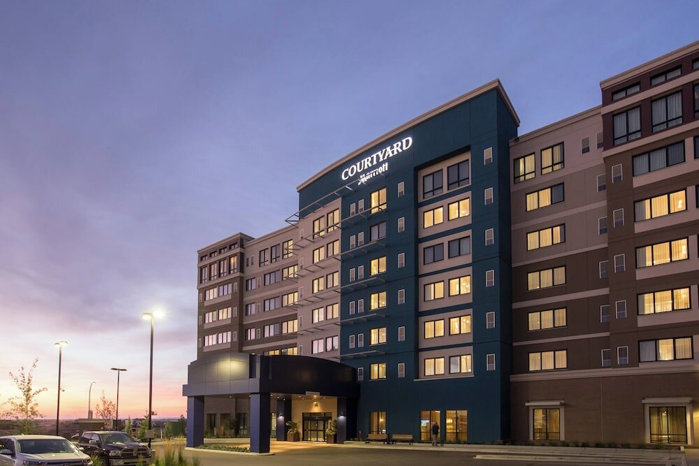 Фото Courtyard by Marriott Calgary South