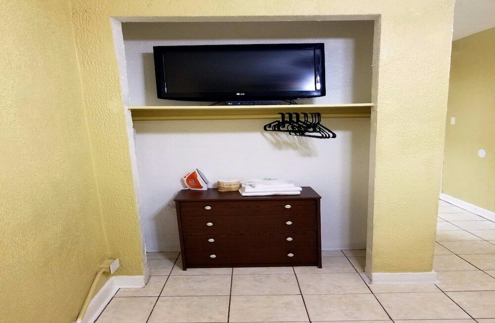 Фото Monterey Inn Hotel