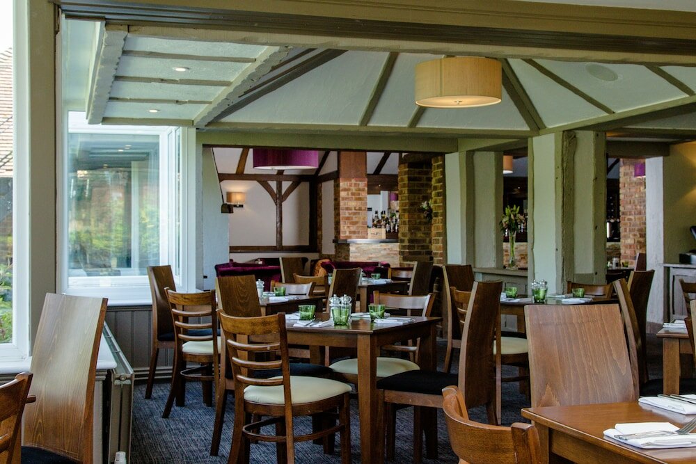 Фото Legacy Rose & Crown Hotel