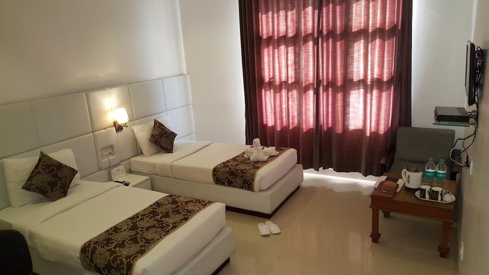 Фото The Manor Hotel