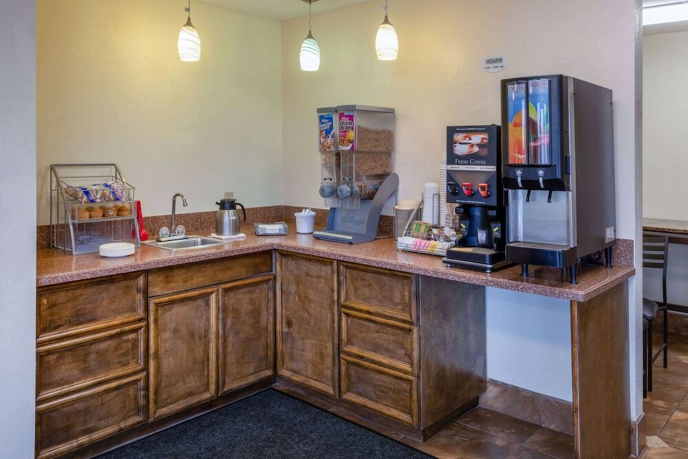 Фото Super 8 by Wyndham Seguin