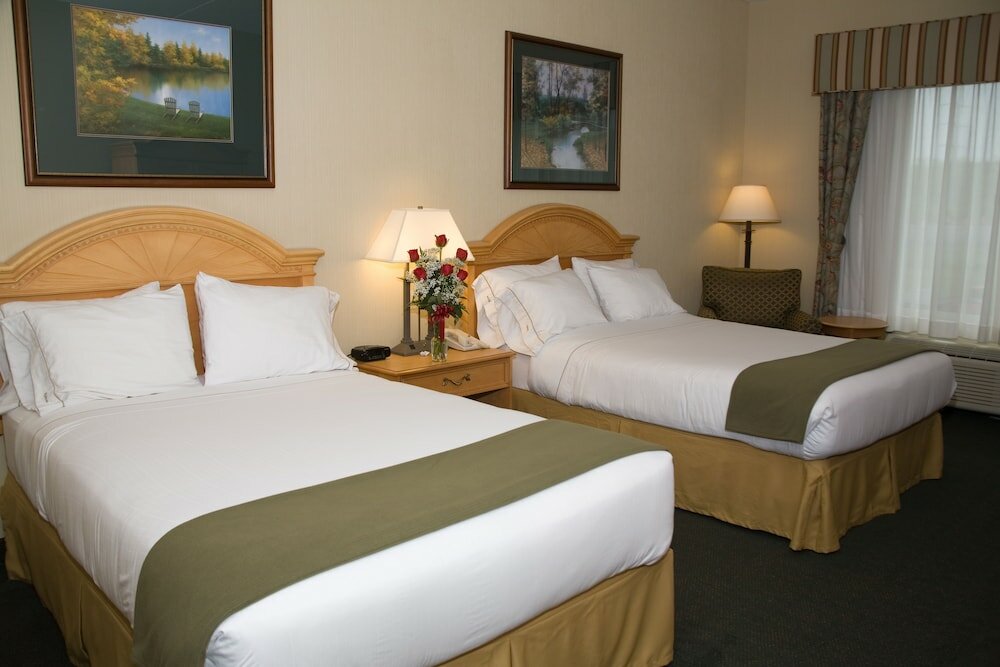 Фото Holiday Inn Express Hotel & Suites Watertown-Thousand Island, an Ihg Hotel