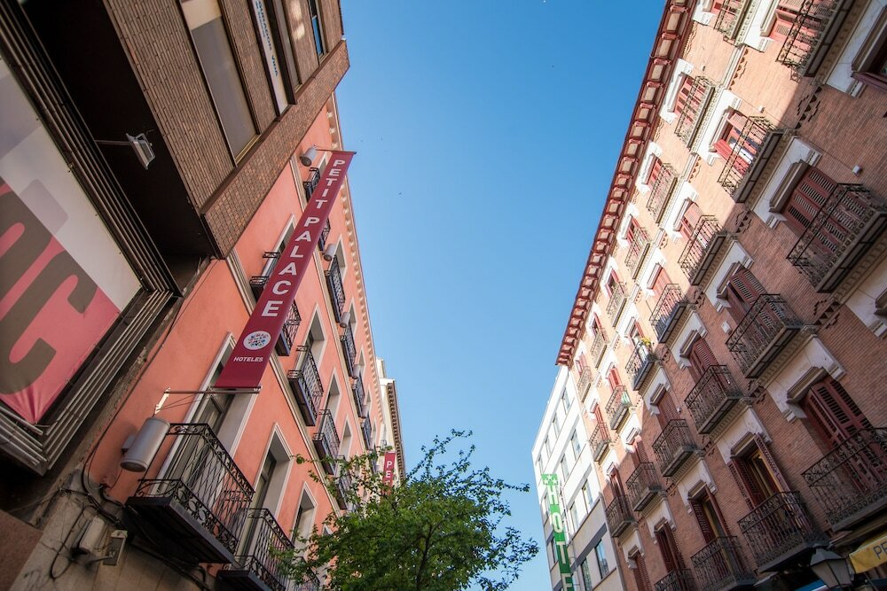 Фото Petit Palace Tres Cruces