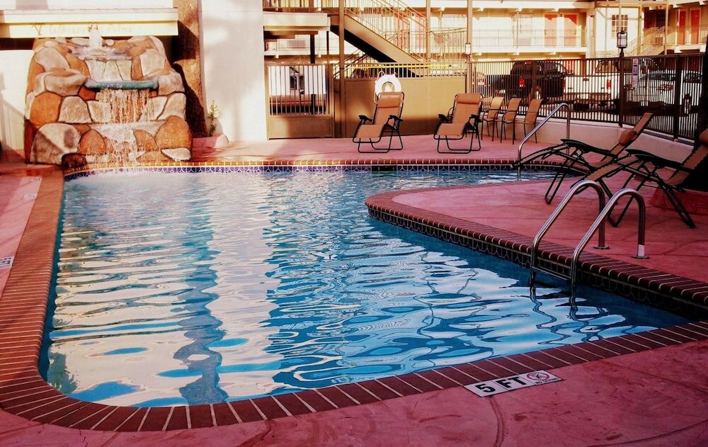 Фото Whispering Palms Inn