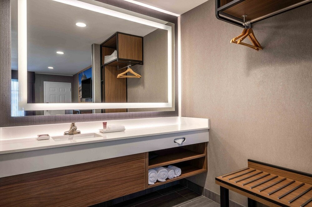 Фото Anaheim Camelot Inn & Suites