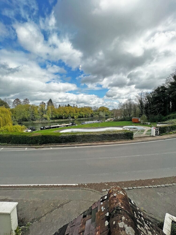 Фото Shillingford Bridge Hotel