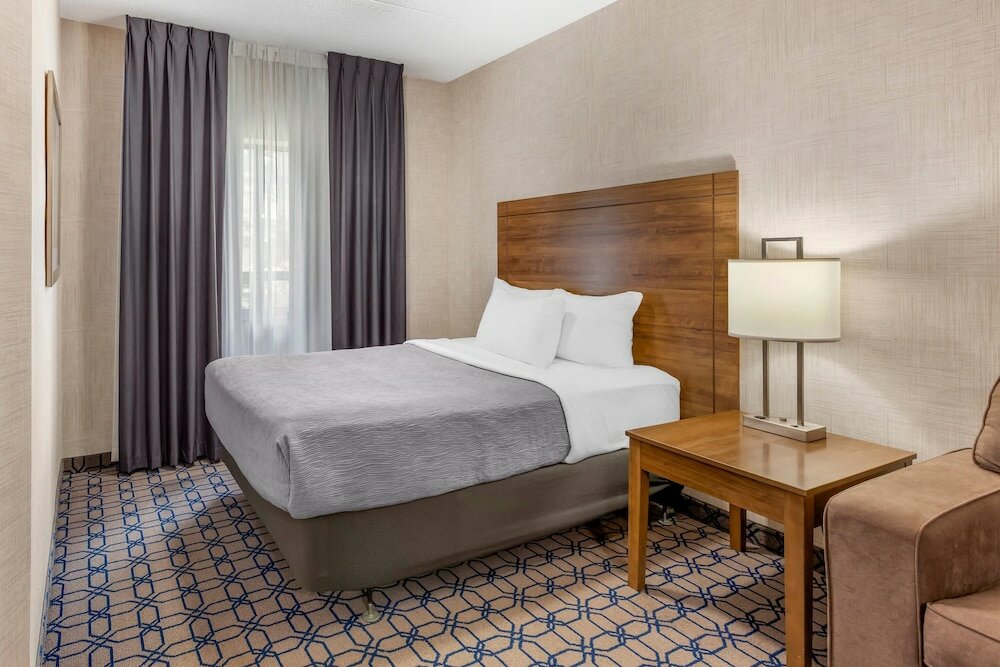 Фото Quality Suites Whitby