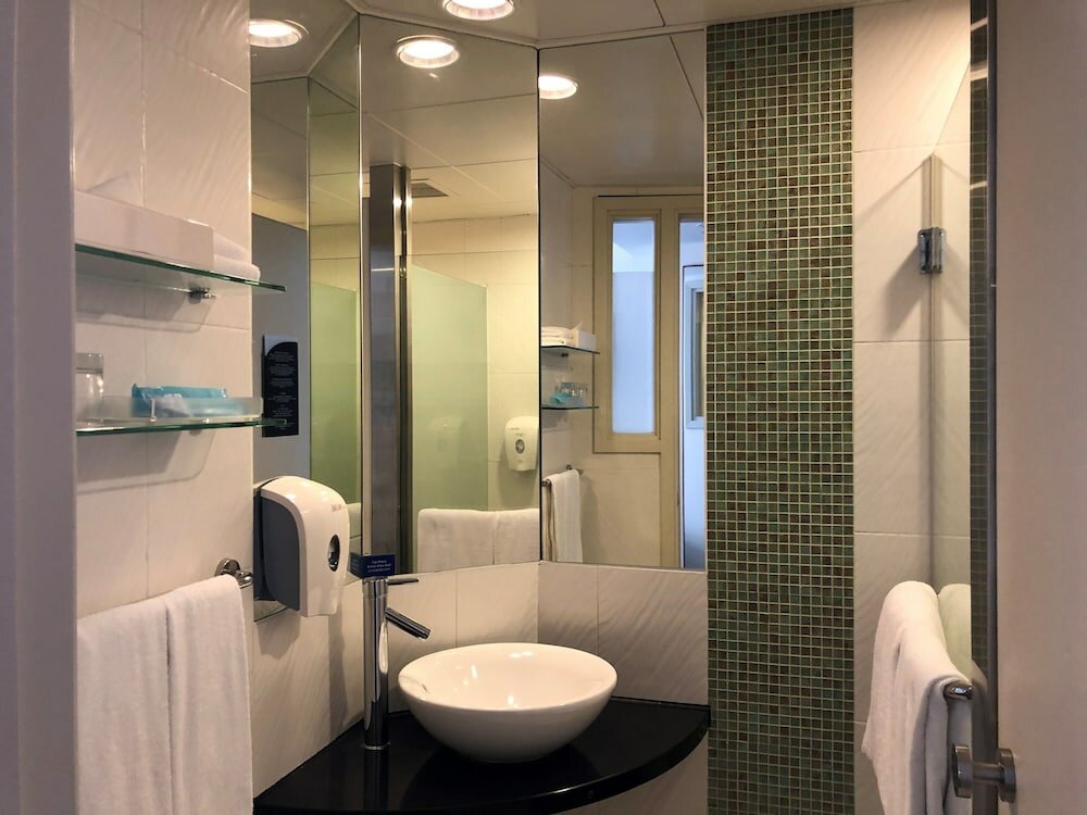 Фото Holiday Inn Express Hong Kong Causeway Bay an Ihg Hotel