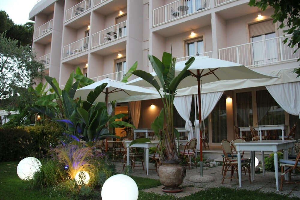 Фото Hotel Bijou