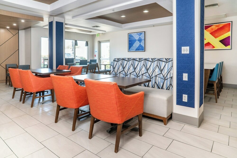 Фото Holiday Inn Express & Suites San Diego Otay Mesa