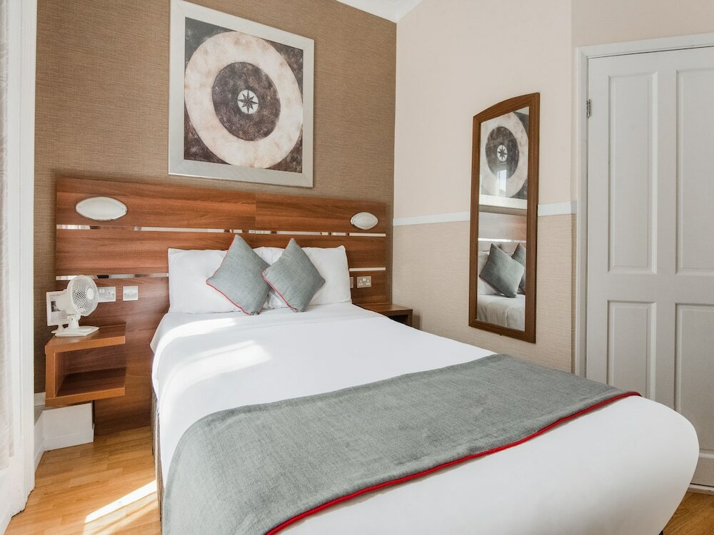 Фото Huttons Hotel