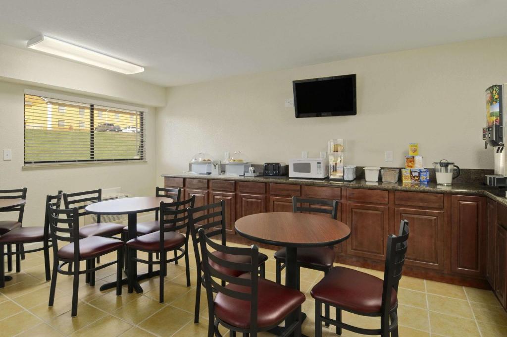 Фото Days Inn by Wyndham Overland Park/Metcalf/Convention Center