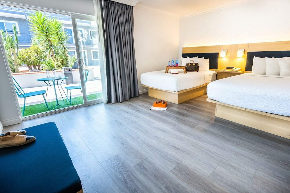 Фото The Live Hotel
