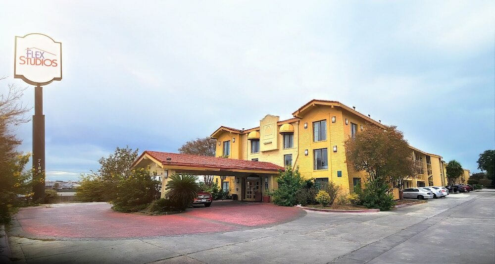 Фото Super 8 by Wyndham San Antonio Near SeaWorld Ingram Park