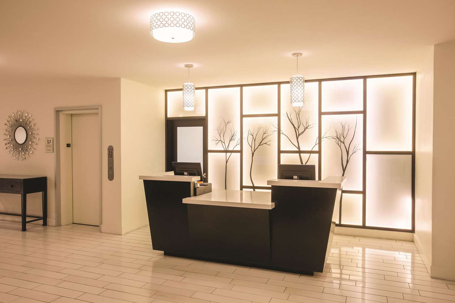 Фото Courtyard by Marriott Santa Barbara Downtown