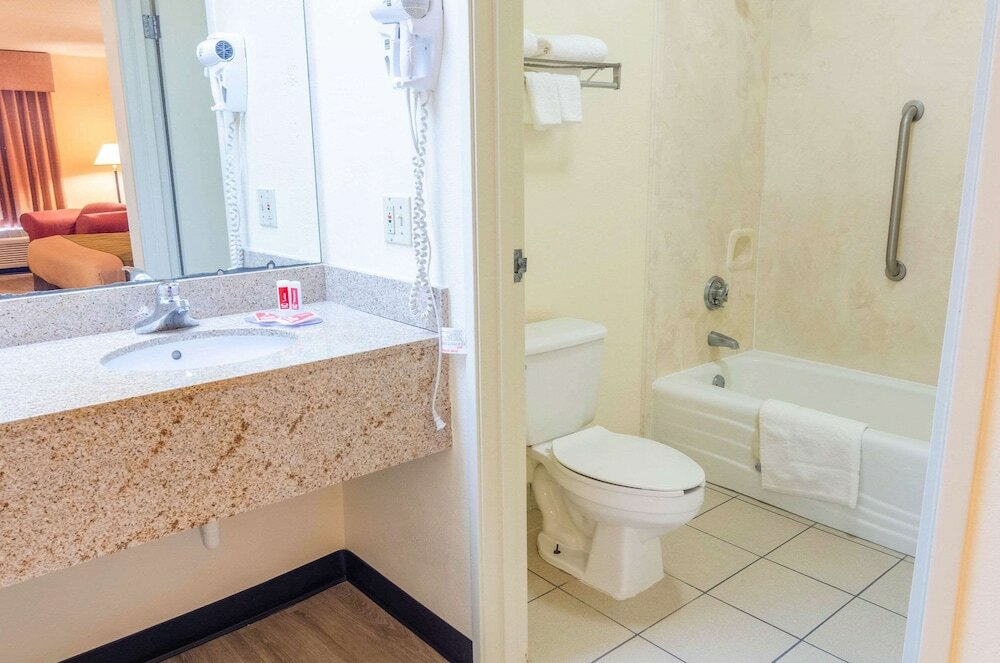 Фото Econo Lodge Inn & Suites