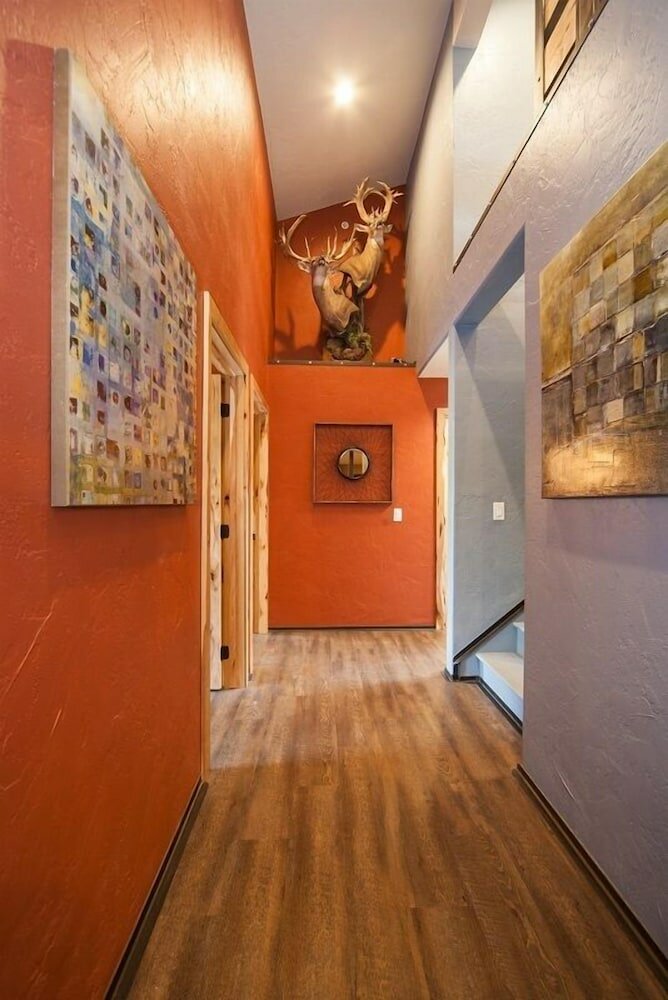 Фото Log Cabin Lodge & Suites