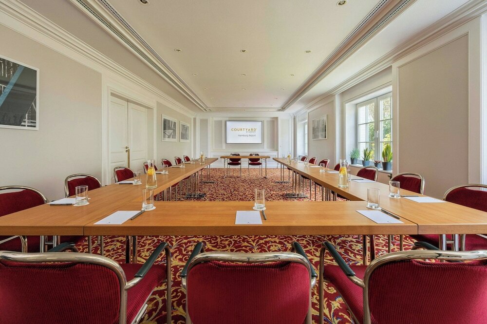 Фото Courtyard by Marriott Hamburg Airport