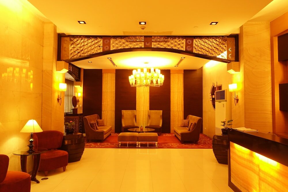 Фото Luxury Condo at Forbeswood Parklane