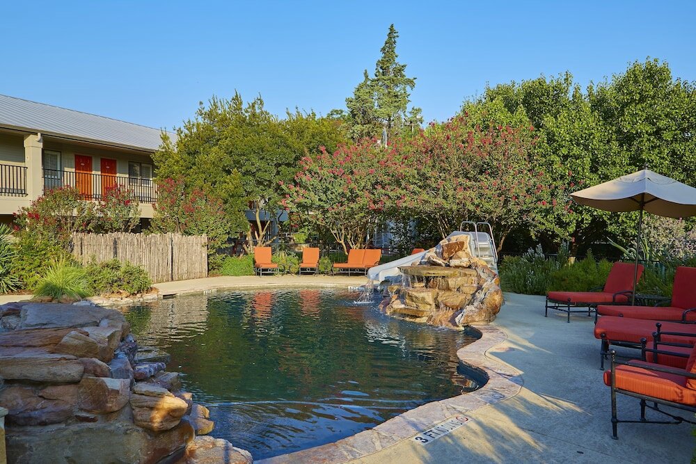 Фото Fredericksburg Inn & Suites