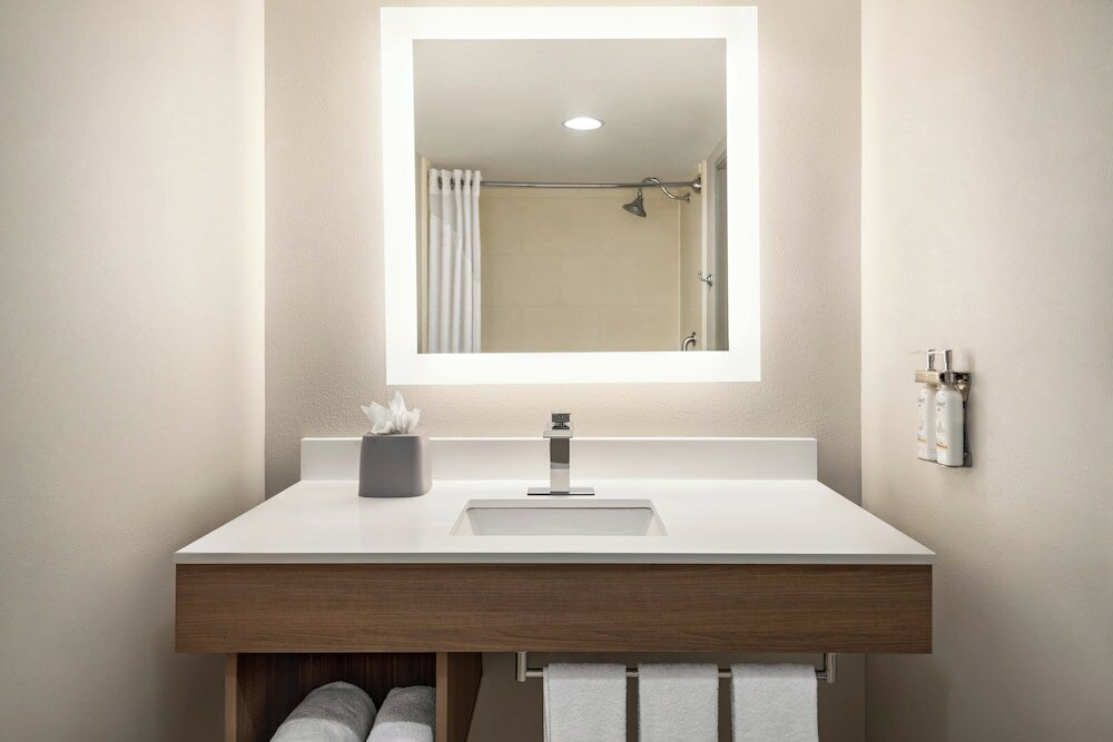 Фото Holiday Inn Express Hotel & Suites Fredericksburg, an Ihg Hotel