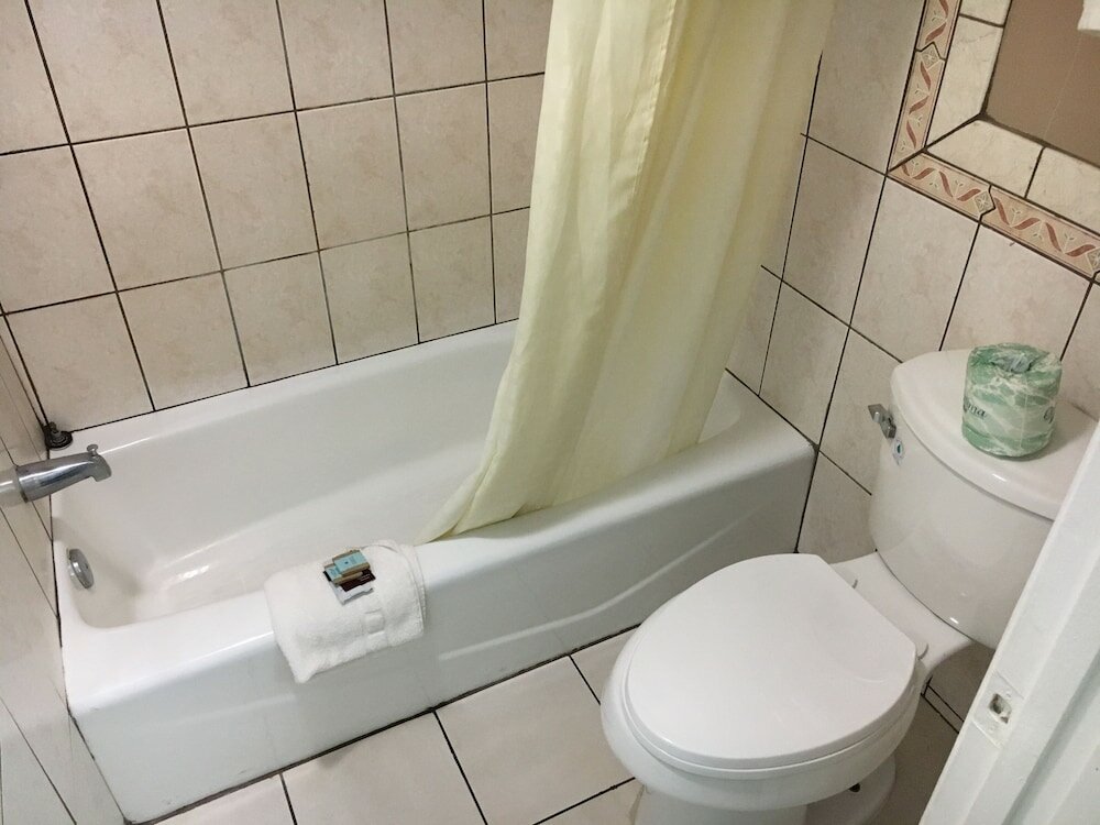 Фото Del Amo Inn