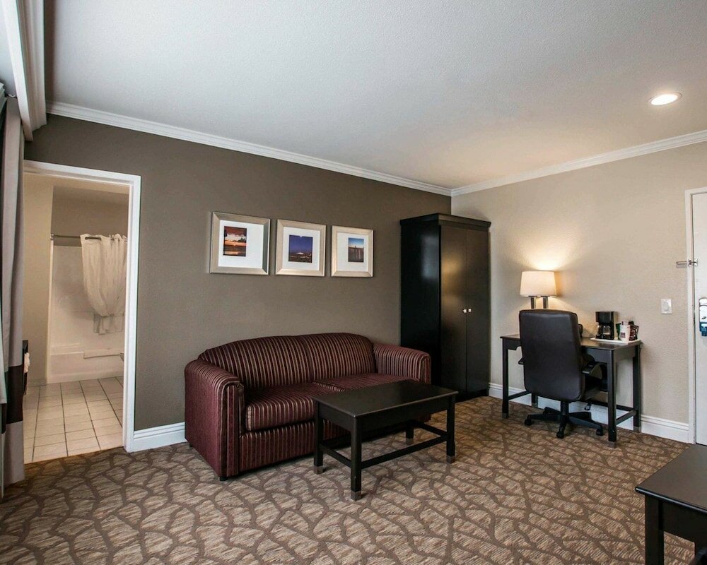 Фото Comfort Suites San Clemente Beach