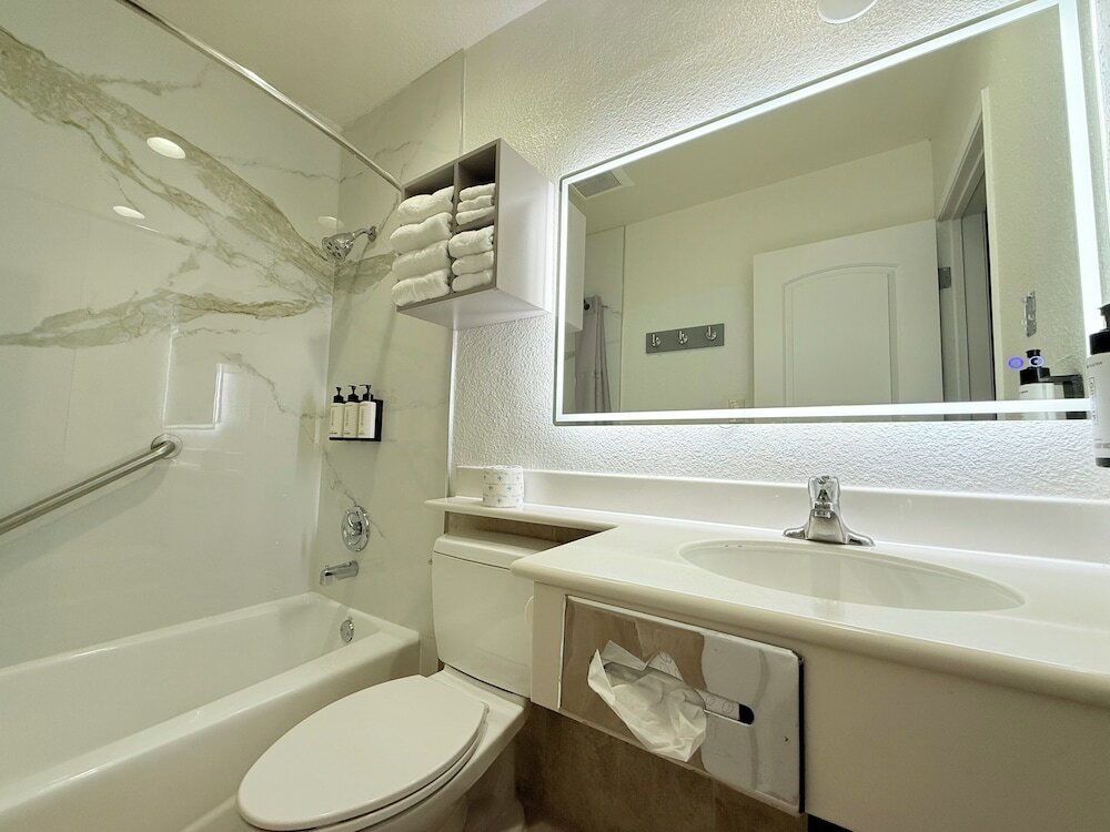 Фото Anaheim Islander Inn and Suites