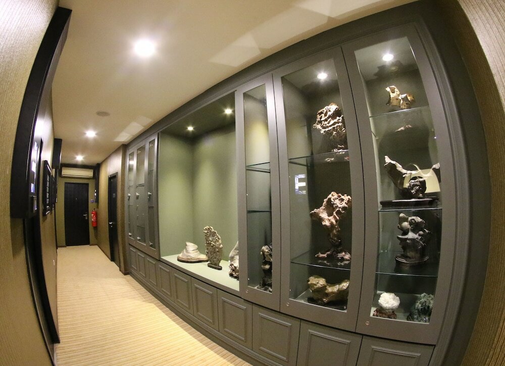 Фото Bedrock Hotel