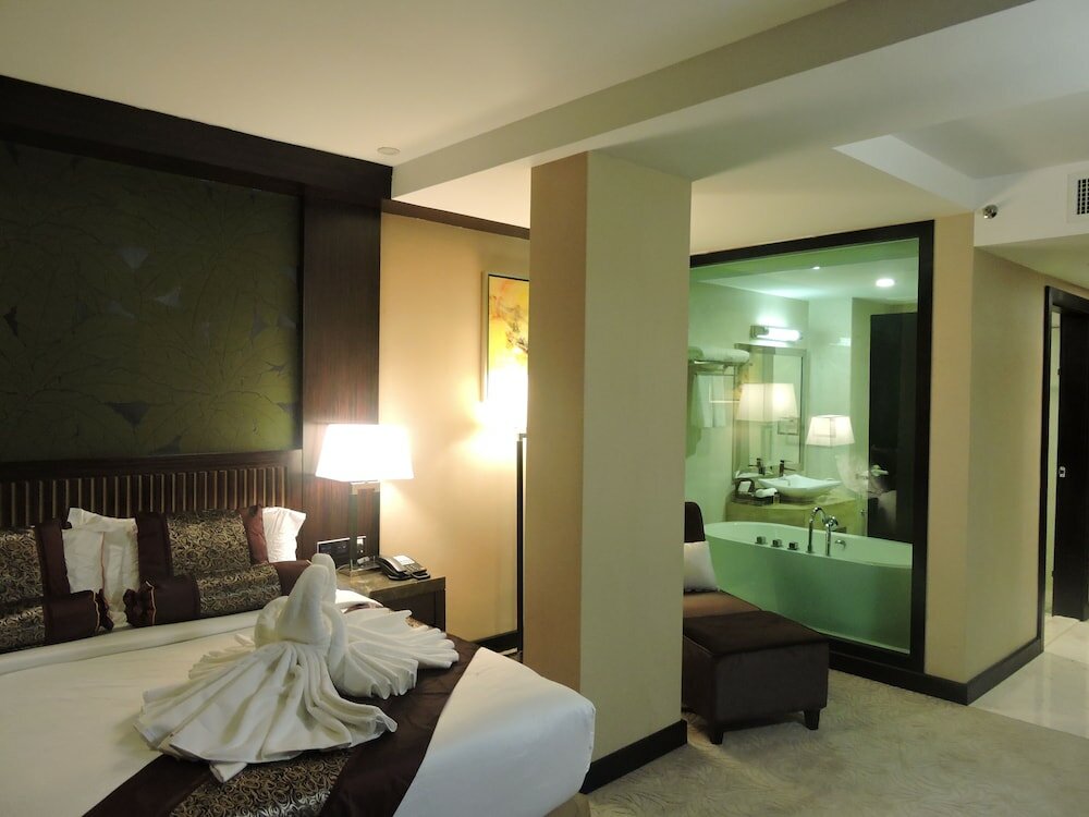 Фото Royale Signature Hotel