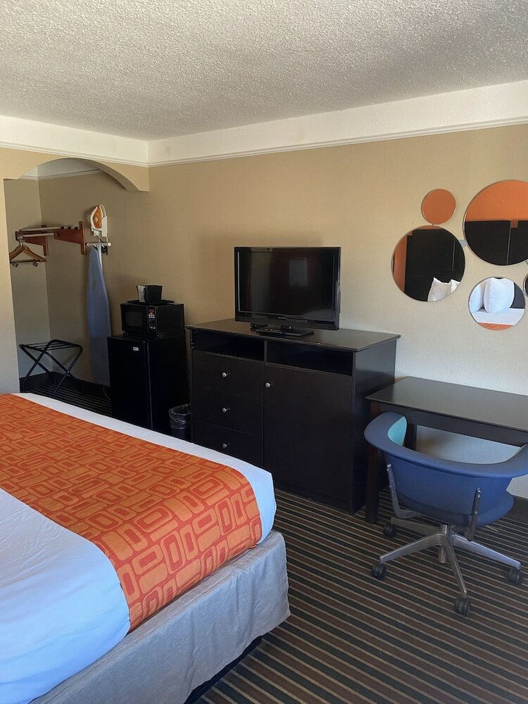 Фото Howard Johnson by Wyndham Historic Lake Charles