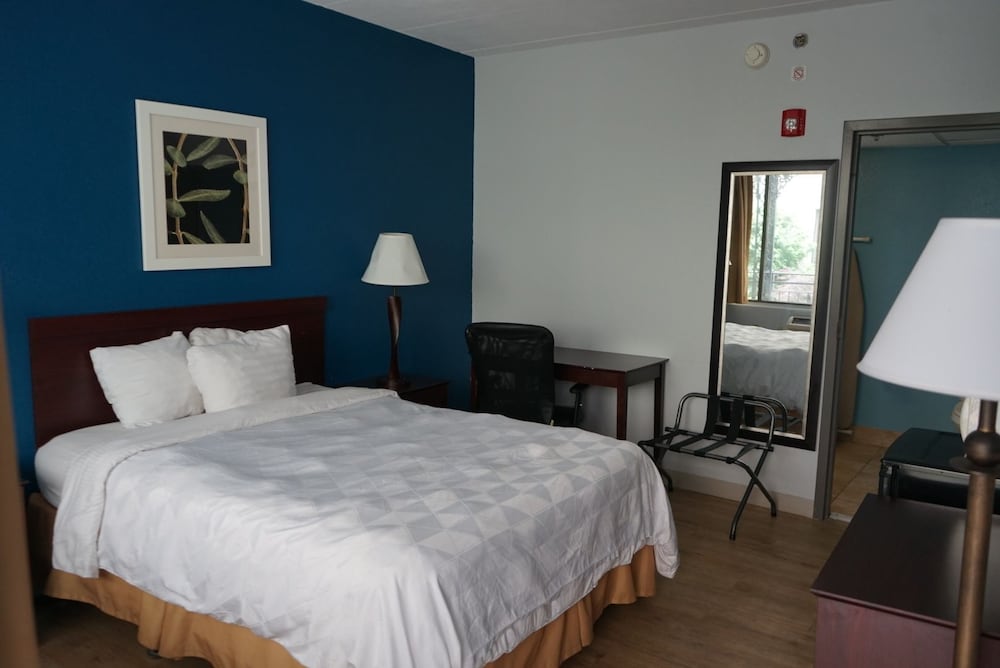 Фото Airport Waterfront Inn