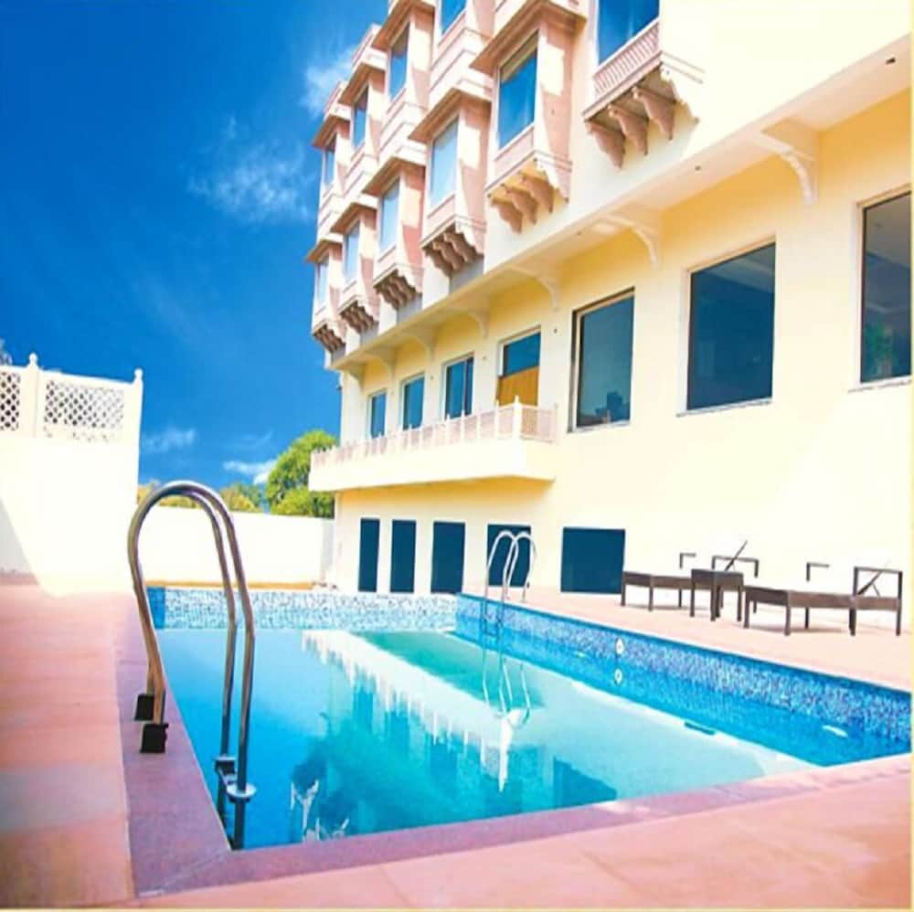 Фото WelcomHeritage Mount Valley Resort, Ranthambore