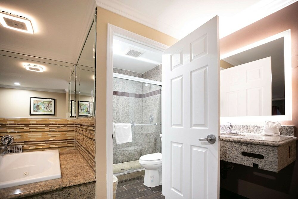 Фото Rodeway Inn & Suites