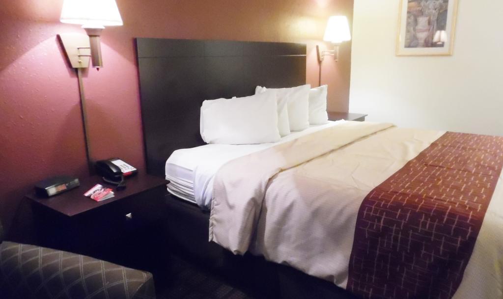 Фото Red Roof Inn & Suites Oklahoma City Southwest