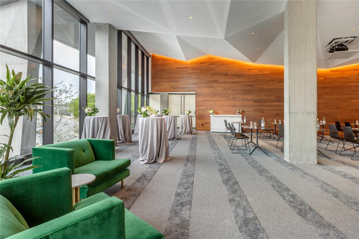 Фото Cambria Hotel Boston, Downtown - South Boston