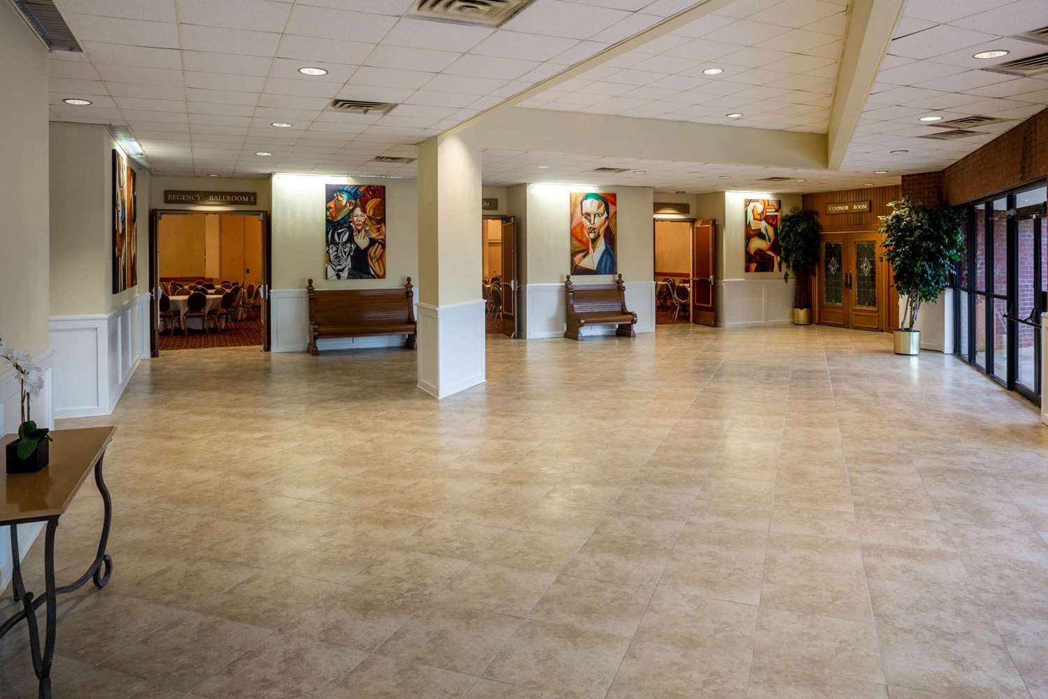 Фото Days Inn & Suites by Wyndham Tallahassee Conf Center I-10