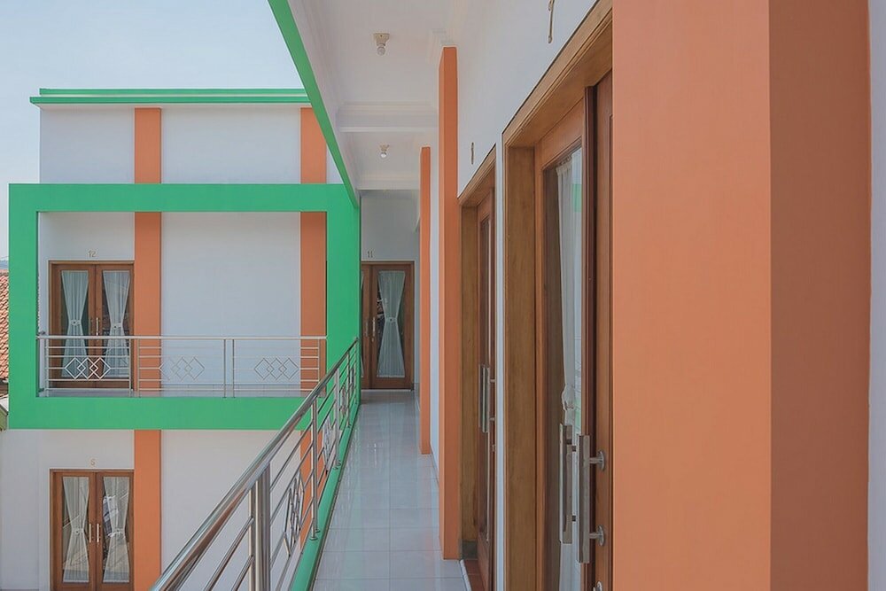 Фото RedDoorz Plus near Alun Alun Kuningan