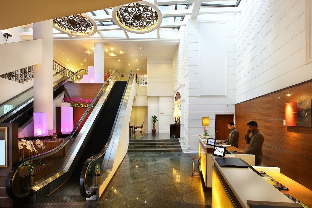 Фото Village Hotel Albert Court by Far East Hospitality