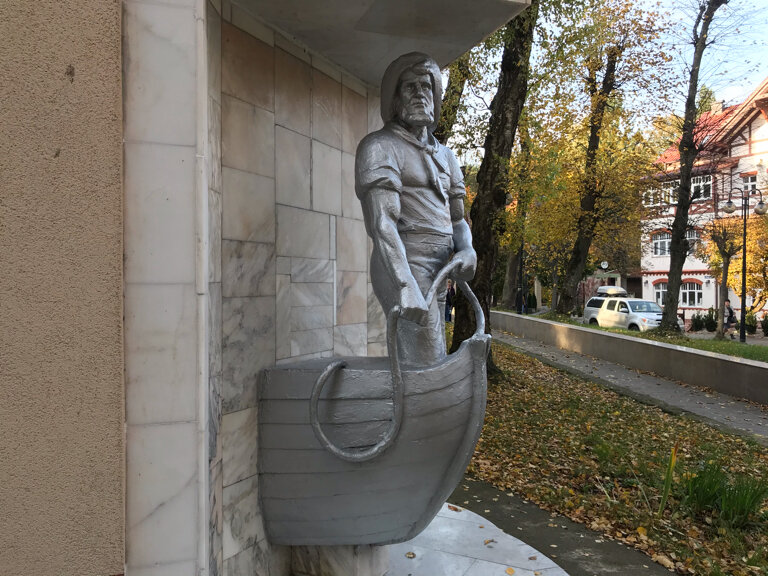 Жанровая скульптура Рыбак Раушена, Светлогорск, фото