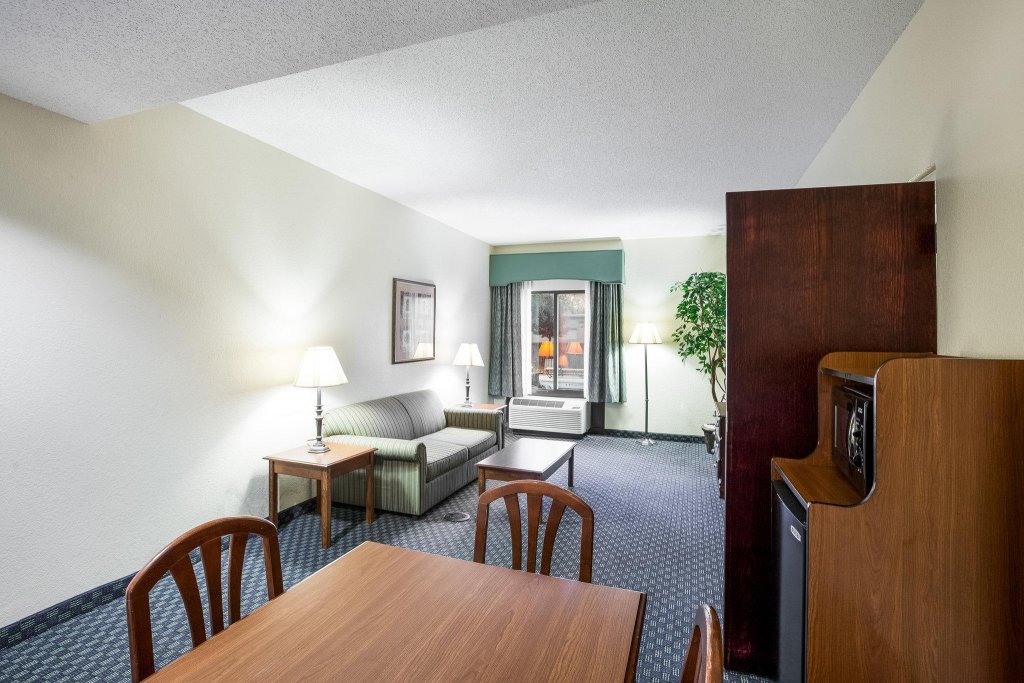 Фото Comfort Inn & Suites Airport
